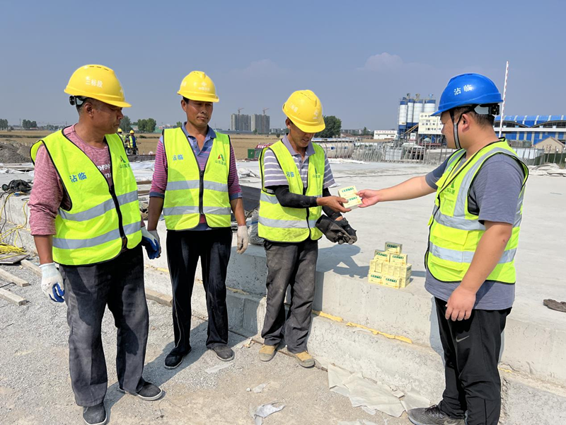 第六區域項目部為一線員工送清涼