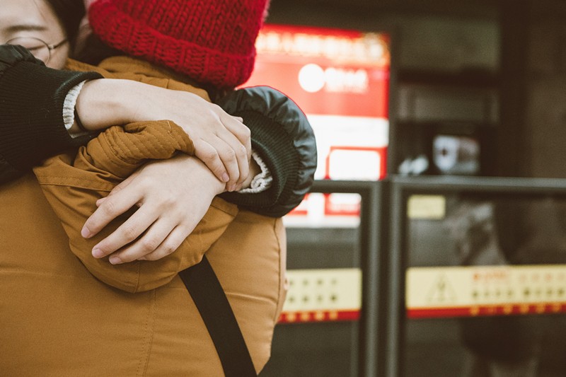 千庫網(wǎng)_地鐵站擁抱的人_攝影圖編號100453 千庫網(wǎng)_地鐵站擁抱的人_攝影圖編號100453