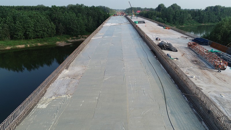 郯城G205項目白馬河大橋橋面鋪裝工作順利完成