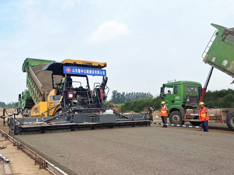 郯城G205項目水穩碎石基層雙層連鋪首件工程順利完成