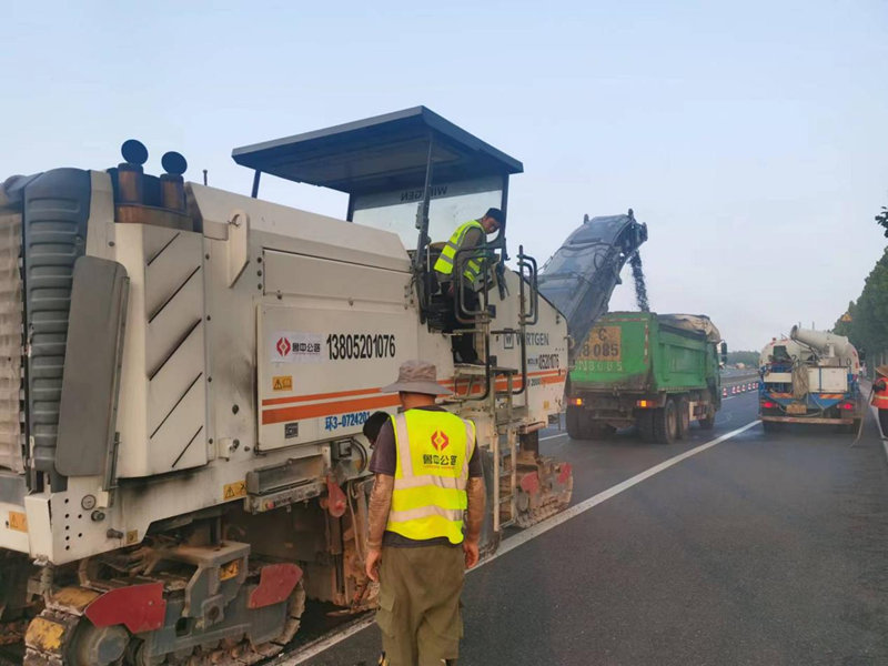 奮戰在G309工地上的建設者們