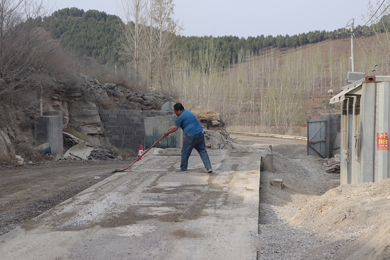 材料員孟凡永清理地磅_副本 材料員孟凡永清理地磅_副本