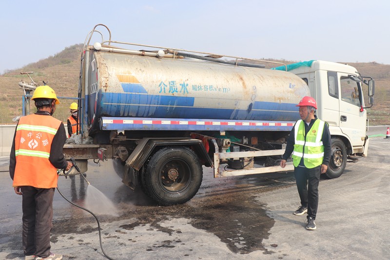 路面防污染專員孟慶濤指導工人對上路車輛輪胎沖洗要求_副本 路面防污染專員孟慶濤指導工人對上路車輛輪胎沖洗要求_副本