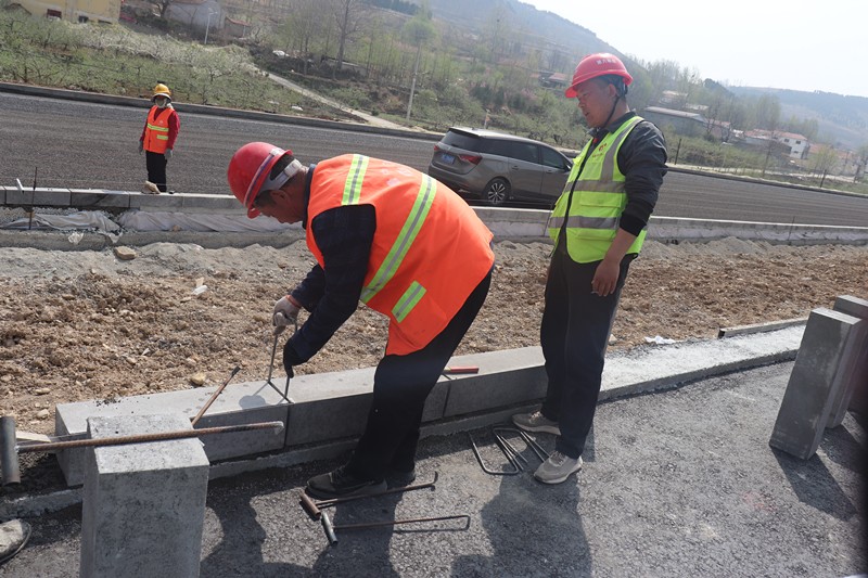 施工員代衛指導工人使用工具控制路緣石縫寬_副本 施工員代衛指導工人使用工具控制路緣石縫寬_副本