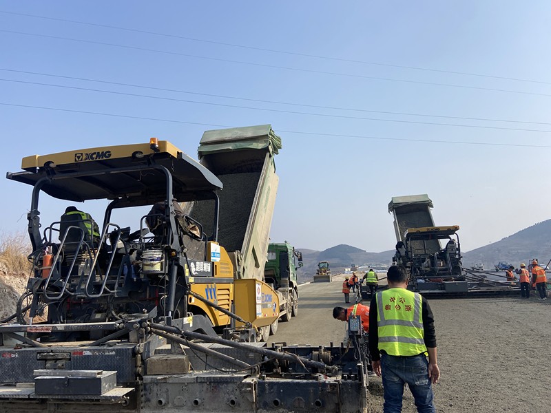 機械化施工公司高效優質完成臨臨K108-K121+660段主線水泥穩定碎石施工任務