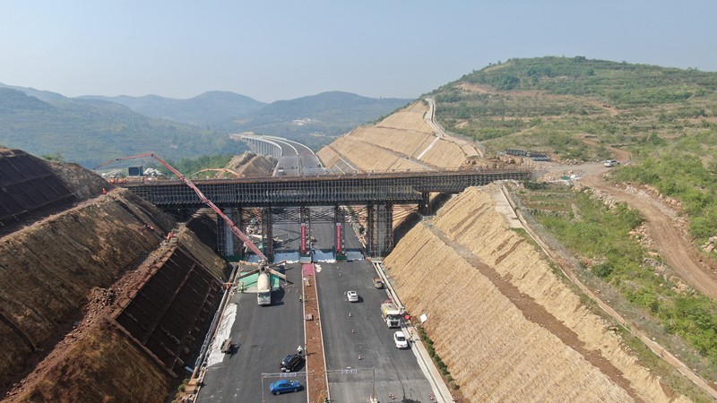 臨臨高速六標K116+300.463天橋現澆箱梁開始澆筑