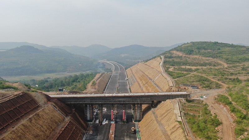 臨臨高速六標K116+300.463天橋現澆箱梁澆筑完畢