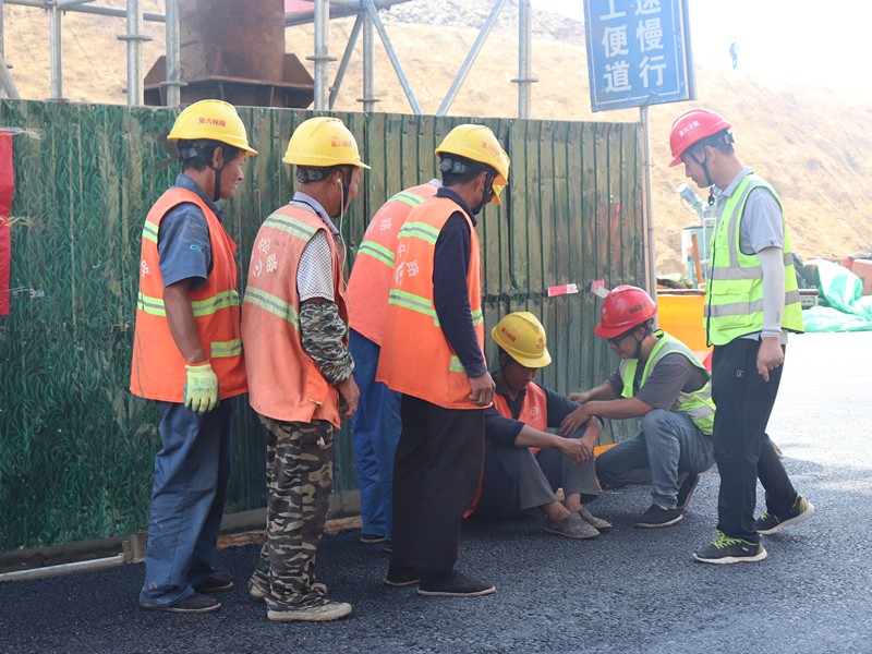 救援 人員趕赴現(xiàn)場進行救援_副本 救援 人員趕赴現(xiàn)場進行救援_副本