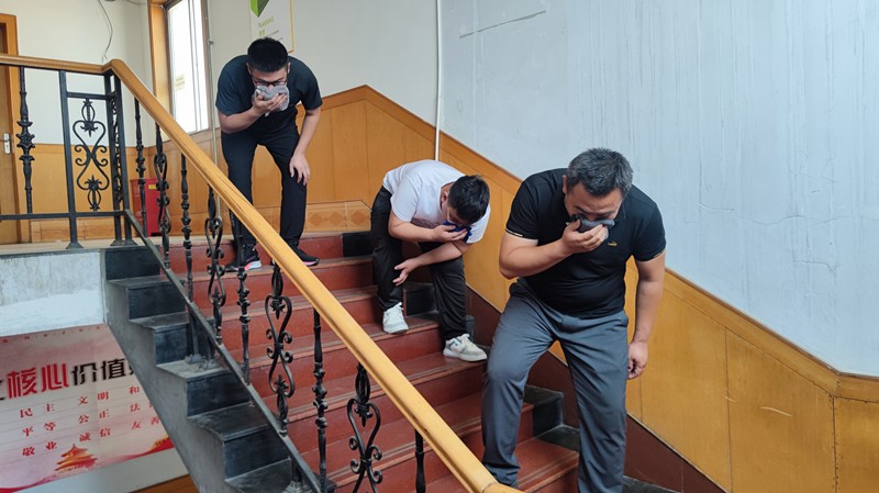 市政工程公司臨淄四好農村項目部模擬濃煙狀態下逃生演練