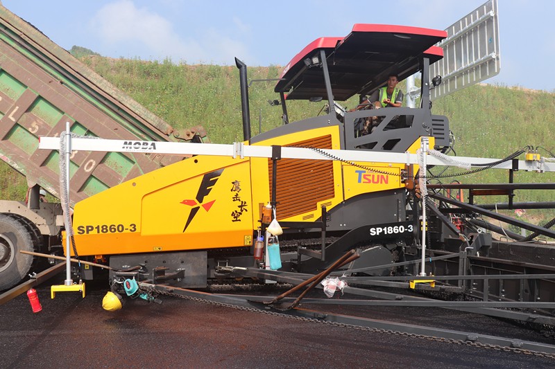 攤鋪機操作焦浩偉_副本 攤鋪機操作焦浩偉_副本