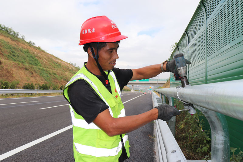 護欄立柱擰螺絲_副本