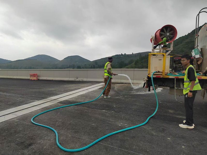水車清掃路面——孫垂斌(左)、王鵬程(右)_副本 水車清掃路面——孫垂斌(左)、王鵬程(右)_副本