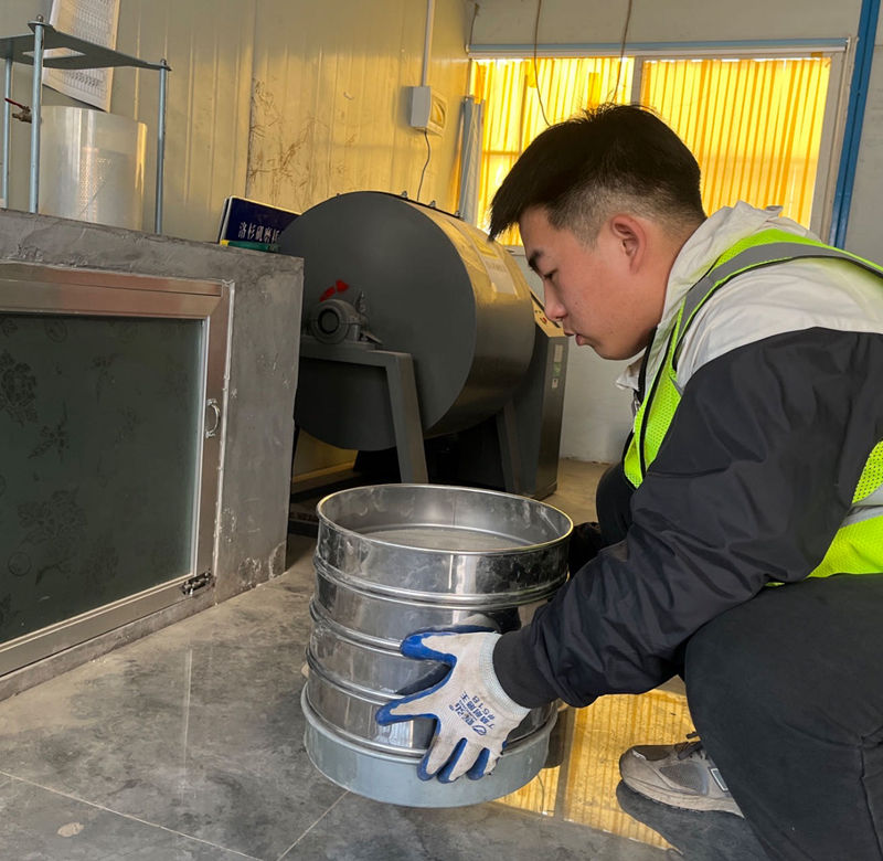 高青拌合站試驗(yàn)室發(fā)揮能動(dòng)性加強(qiáng)工程質(zhì)量檢測(cè)工作