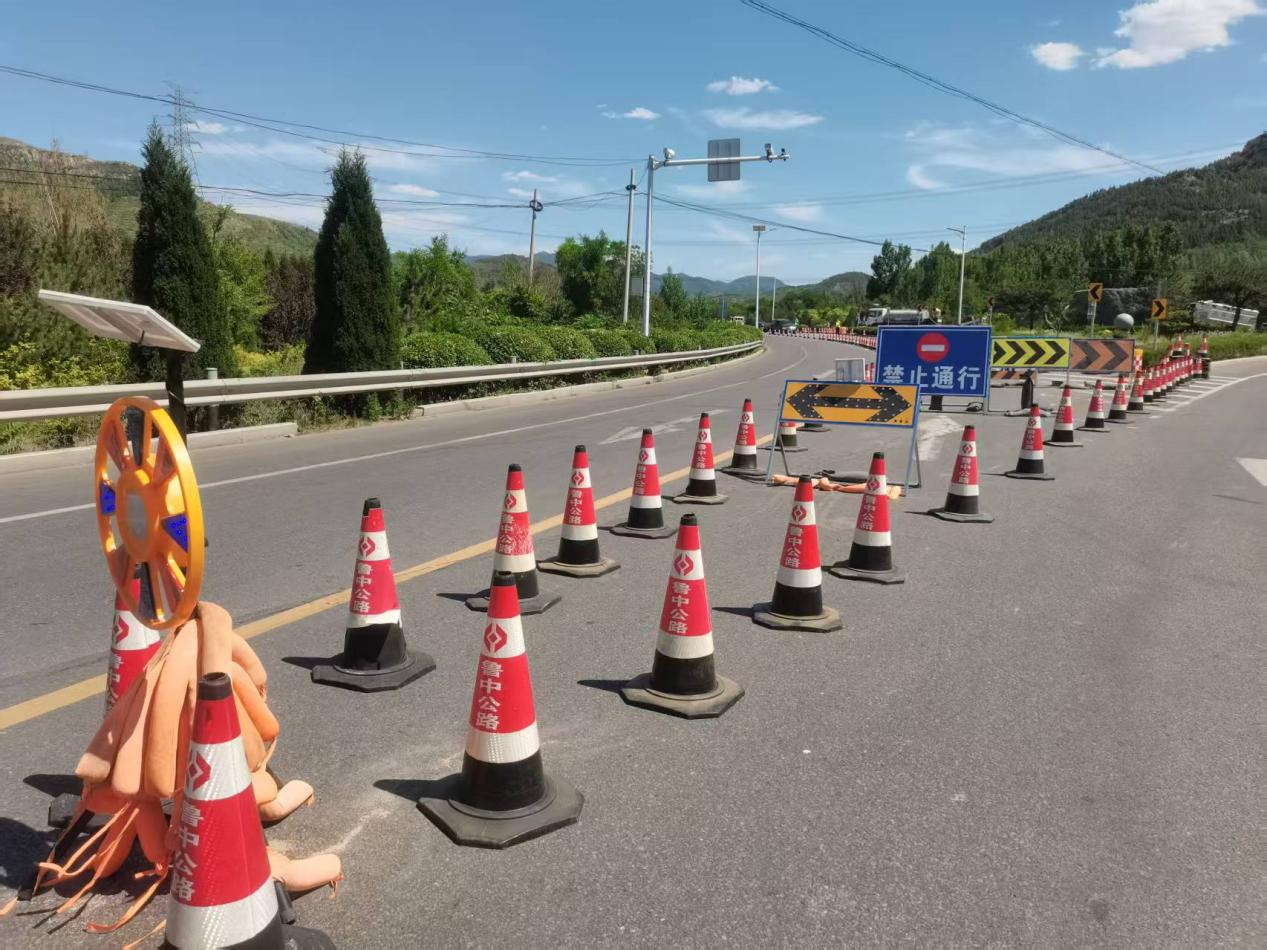 S231張臺線博山區王家莊至沂源縣芝芳南橋北段路面改造工程半幅封閉施工