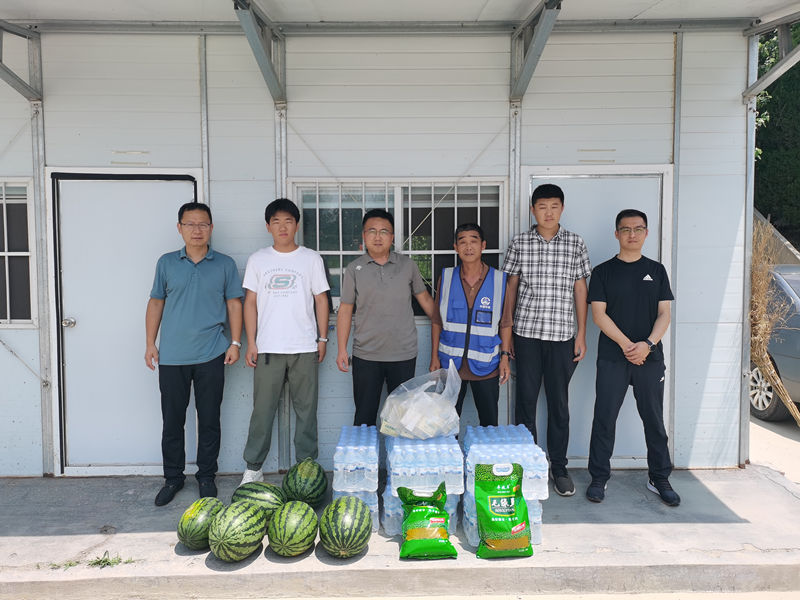 夏季送清涼、慰問暖人心---公司領(lǐng)導(dǎo)慰問煙臺(tái)快速路一線職工