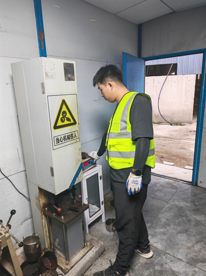 高青拌合站全力以赴供料飛源化工公司廠區路面鋪設工程