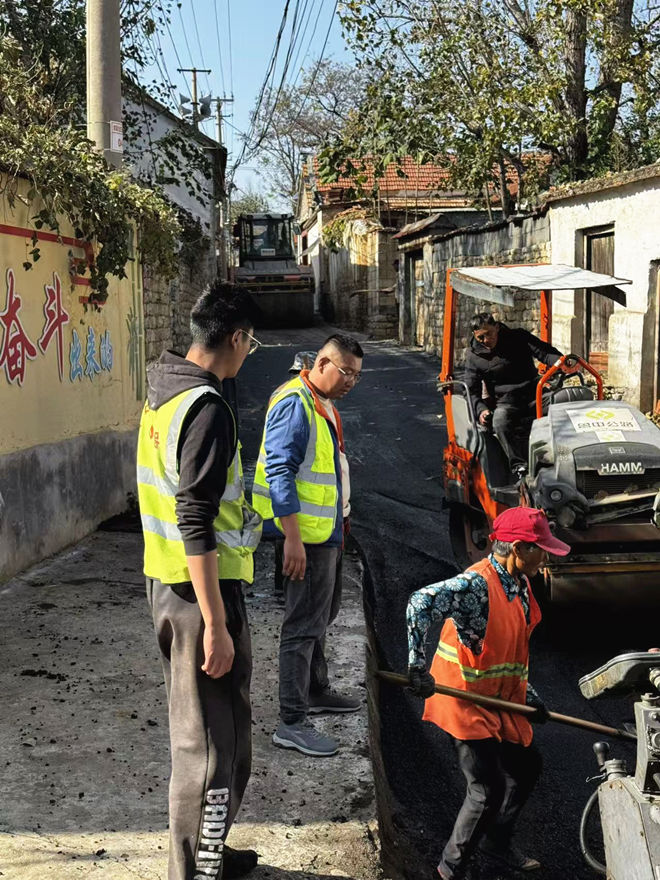 昔日英雄地，今朝坦途通——機械化施工公司為劉家臺“抗日模范村”義務修繕通村主路