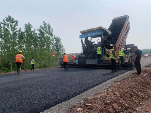 第二工程公司沭河生態路項目首次瀝青混凝土AC-13攤鋪順利完成