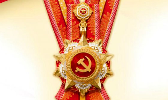 黨旗在一線飄揚，黨徽依然閃耀