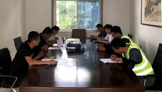 第三工程公司博山區沿河東路白塔段建設項目水穩攤鋪工作展開