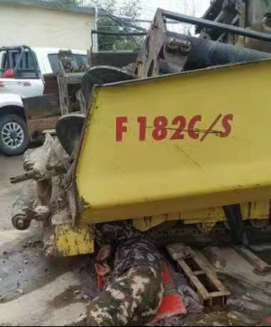 機械化施工公司對設(shè)備進行檢查維修